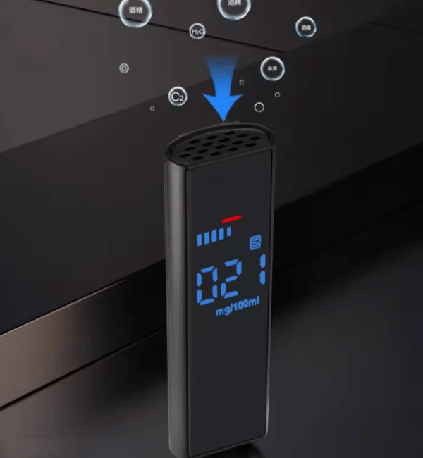 Detalle de alcoholímetro digital compacto con pantalla y boquilla