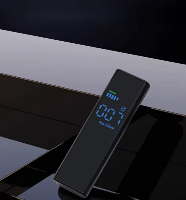 Alcoholímetro digital de mano utilizado para medir el nivel de alcohol antes de conducir